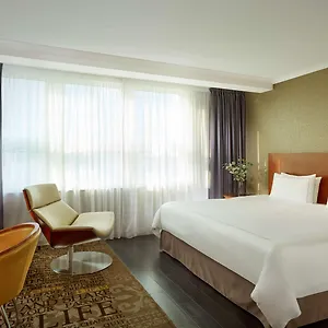 4* מלון Park Plaza